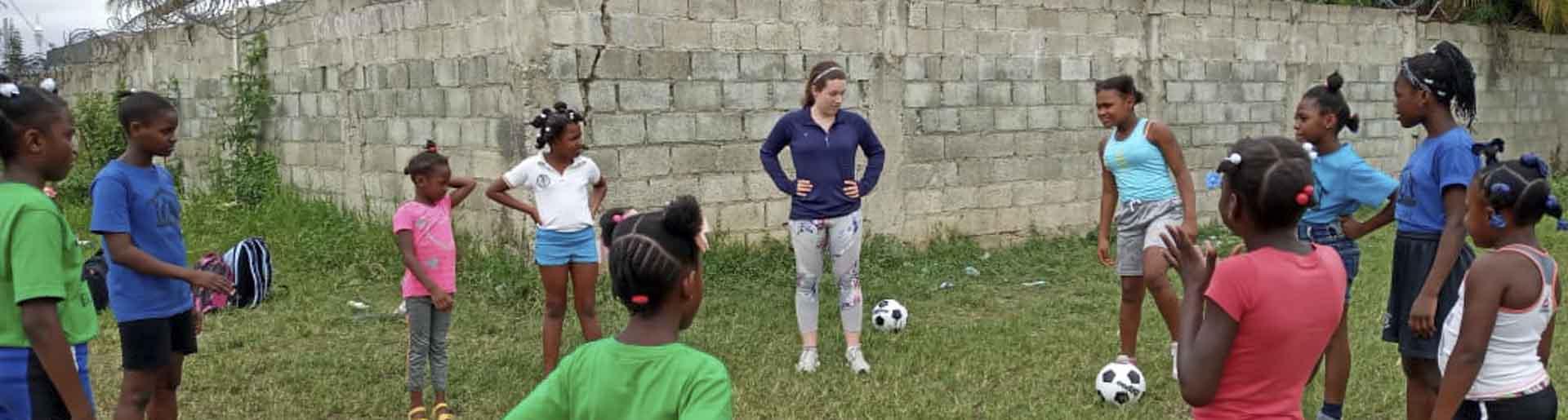 凯蒂·贝尔德与拉瓦所在的两所当地学校的女孩们一起参加足球训练
